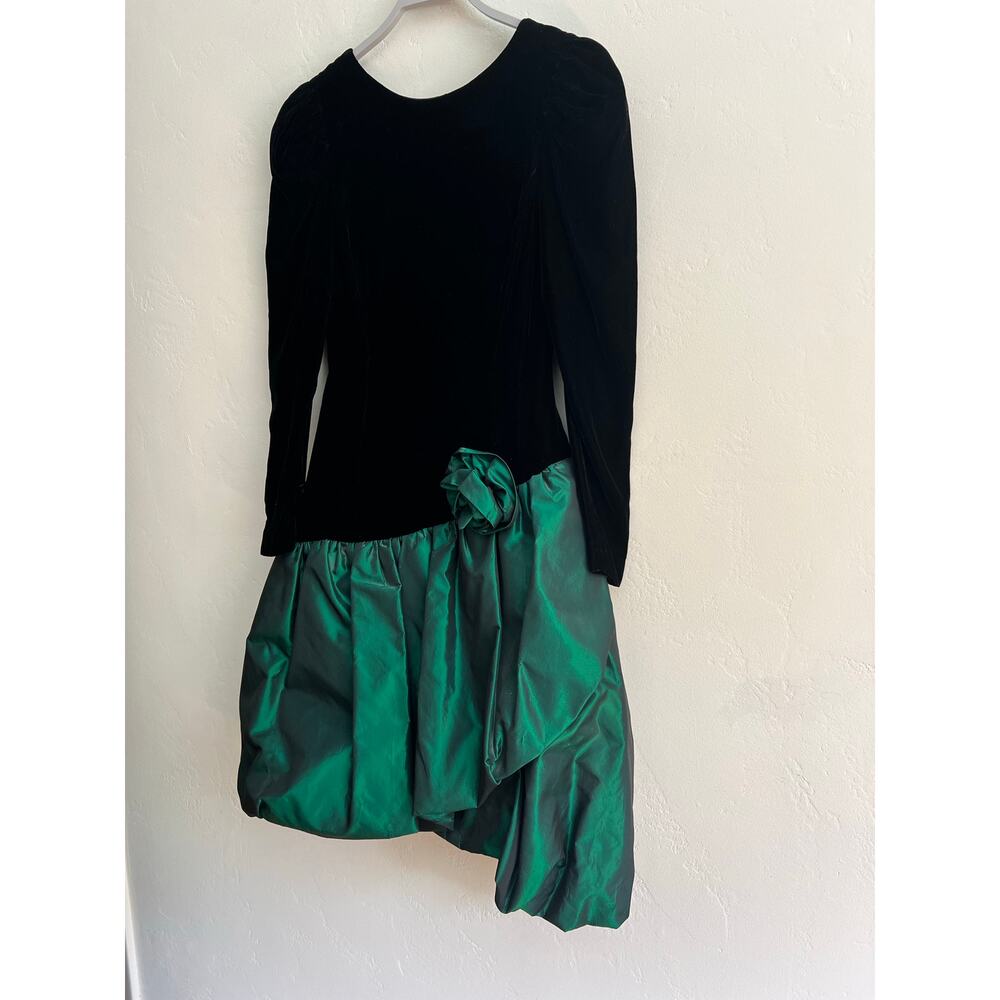 Vintage 80’s Black Velvet & Green Bubble Skirt with V-Neck Back Size: Medium - Picture 12 of 13